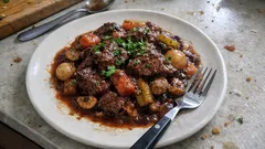 赤ワインでじっくり、ほろほろ牛肉のブレゼ—オーブンで失敗しにくい作り方