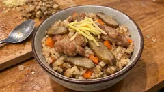 炊飯器ひとつで香り立つ、鶏ももとごぼうのしょうが炊き込みご飯