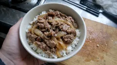 昆布茶ひとさじで、いつもの牛丼がコク深く。だし要らずの簡単レシピ