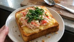 のせて焼くだけ:カニカマ×大葉×チーズの香りトースト(朝にもおつまみにも)