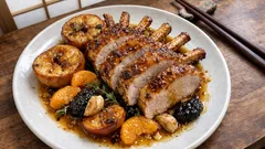 はちみつマスタード×ビールでしっとり：骨付き豚ロースのオーブンロースト（果物添え）