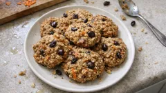 砂糖なしでもしっとり。りんごとにんじんのオートミールクッキー（混ぜて焼くだけ）