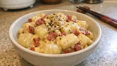 レンジだけで濃厚に。切り餅で作るカルボナーラ風（洗い物少なめ）