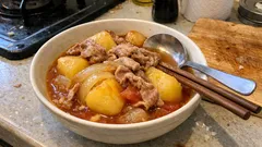 いつもの肉じゃががまろやかに変わる：ケチャップを少し足すだけの甘辛レシピ