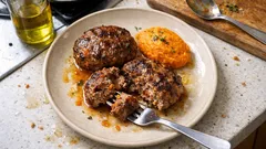 野菜たっぷりで軽いのに満足——オートミールつなぎのミニ牛ハンバーグレシピ