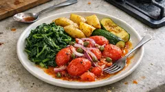 ギリシャの夏の定番サラダ：ブリタとじゃがいも・ズッキーニを同じ鍋でゆでて、炙りトマトで仕上げる