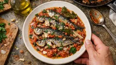 混ぜて並べて焼くだけ:トマトとフェンネル香るギリシャ風「プラキ」魚のオーブン焼き