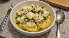 レモン×オリーブオイルで軽やかに。ギリシャ風「プサリ・ビアンコ」白身魚とじゃがいもの鍋煮