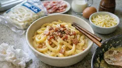 レンジだけで濃厚「カルボうどん」—冷凍うどんがごちそうになる10分レシピ