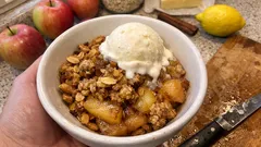 りんごは先にフライパンで軽く煮るとジューシーに。焼きたてアップルクランブル