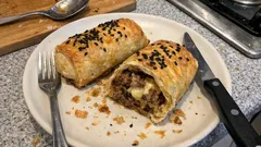 余ったお肉がごちそうに変わる:冷凍パイシートで作るミートパイロール