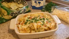 じゃがいも不要、砕いたポテトチップスで作る“ザクとろ”グラタン｜トースターで10分