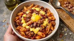 卵黄+チーズでとろっと乳化:サルシッチャとグアンチャーレの濃厚トマトペンネ