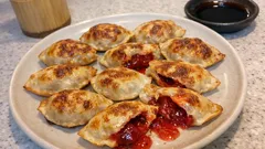 余った餃子の皮でおやつに：ジャム包み焼きがミニパイみたいにパリッ