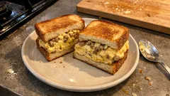 フライパンいらず、レンジでふんわり：厚焼き納豆オムレツサンドをからしマヨで香ばしく