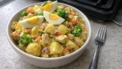 マヨなしでも満足感：水切りヨーグルトで作るカレー風味の具だくさんポテトサラダ