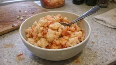 レンジでじゃがいも、混ぜるだけ。キムチ入りポテトサラダがあと一品に便利