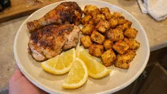 エアフライヤーで丸鶏がこんがりジューシーに。レモン＆オレガノチキンとじゃがいも同時焼き