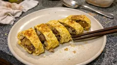 残った肉じゃがでごはんが進む：甘辛コクの「肉じゃが入り玉子焼き」簡単リメイク