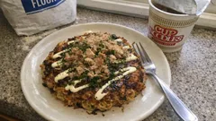 カップ麺がフライパンでお好み焼き風に?市販食品アレンジ4選(夜食・おやつに)