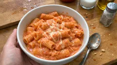 耐熱容器ひとつ、レンジで完結。ケチャップで作る濃厚トマトクリームパスタ