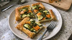 パイシートでさくっと—レモン&ミント香るズッキーニとにんじんのチーズタルト