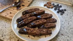 二度焼きでカリッと香ばしい：焦がしバター香るチョコレートビスコッティの作り方