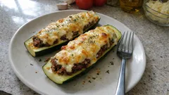 ズッキーニの牛ひき肉詰めグラタン:ヨーグルトの“軽いベシャメル風”ソースでさっぱり濃厚に