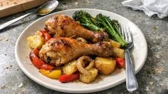 天板に並べて焼くだけ：骨付き鶏もも肉と彩り野菜のオーブン焼き