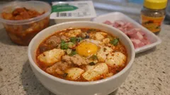 レンジだけでスンドゥブ：豆腐とキムチを重ねて加熱、卵とろりの簡単スープ