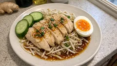 レンジだけでしっとり鶏むね肉—もやしと食べるさっぱりしょうゆだれ