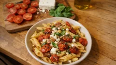 エアフライヤーでミニトマトを焼くだけ：フェタとバジルの香り広がる時短ペンネ