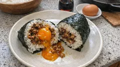 すき焼のたれで簡単：とろける卵黄漬け×甘辛肉そぼろのおにぎり