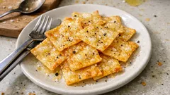 切り餅1個でパリパリおやつ:フライパンで薄くのばす簡単スナック