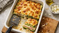 パスタなしでも満足感:ズッキーニで作るフェタチーズのラザニア風オーブン焼き