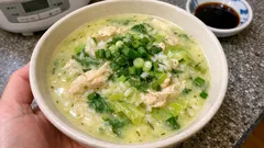 ギリシャの「マギリツァ」を鶏でやさしく—卵レモンのアヴゴレモノでとろりスープ