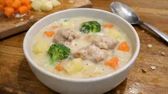 牛乳なしでも濃厚：バニラアイスで作る簡単クリームシチュー（鶏もも×野菜）