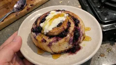 砂糖なしでも満足感。はちみつで作るブルーベリーシナモンロール(ふんわり生地)