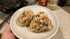 サバ缶とキムチで混ぜるだけ：炒めて水っぽくならない旨辛おにぎり（お弁当にも）