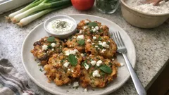 混ぜて焼くだけ、外カリ中ふわ。フェタとハーブの玉ねぎフリッター(クレムミドティガニテス)