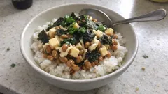 火を使わずに濃厚満足:チーズ×マヨの洋風納豆丼、混ぜてのせるだけ