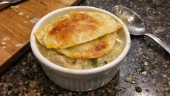 残りシチューがごちそうに:餃子の皮で作るトースター即席ポットパイ