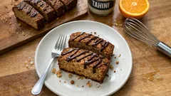 小麦粉・砂糖なしでしっとり濃厚：タヒニと卵で焼くプロテインケーキ