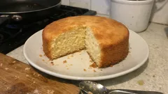 材料3つでふんわり。バターなしでも軽く焼ける基本スポンジケーキ