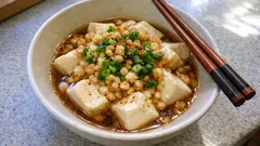 めんつゆでさっと煮るだけ。揚げ玉が効く「たぬき豆腐」簡単レシピ