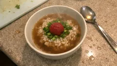 ほうじ茶で作る香ばし梅茶漬け—だし香るつゆを鍋ひとつで