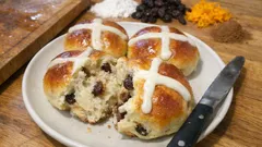 ギリシャのイースターパン「レーズン入りふんわり菓子パン」—シナモン香る十字模様の作り方