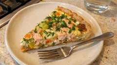 生サーモンのキッシュ風タルト:水切りヨーグルトで軽やか、冷めてもおいしい作り置きレシピ