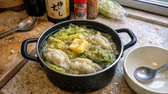 冷凍餃子で7分、白菜のギョーザ鍋—白だし×にんにくバターで〆うどんまで