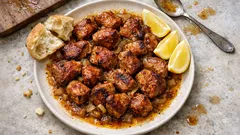 豚肩ロースを強火でさっと焼く—玉ねぎの甘み×レモンでさっぱり主菜